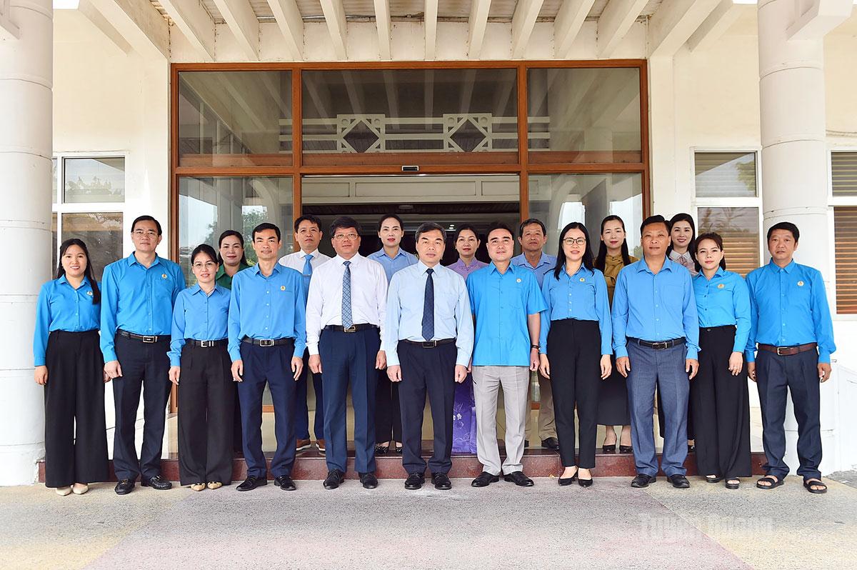 Đồng chí Ma Thế Hồng, Phó Bí thư Tỉnh ủy, Chủ tịch Ủy ban MTTQ tỉnh chụp ảnh chung với các đại biểu.