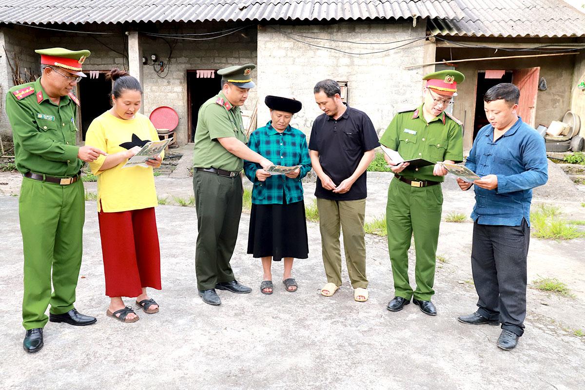 Công an xã Sơn Vĩ tuyên truyền cho người dân khu vực biên giới chấp hành tốt các quy định của pháp luật.
