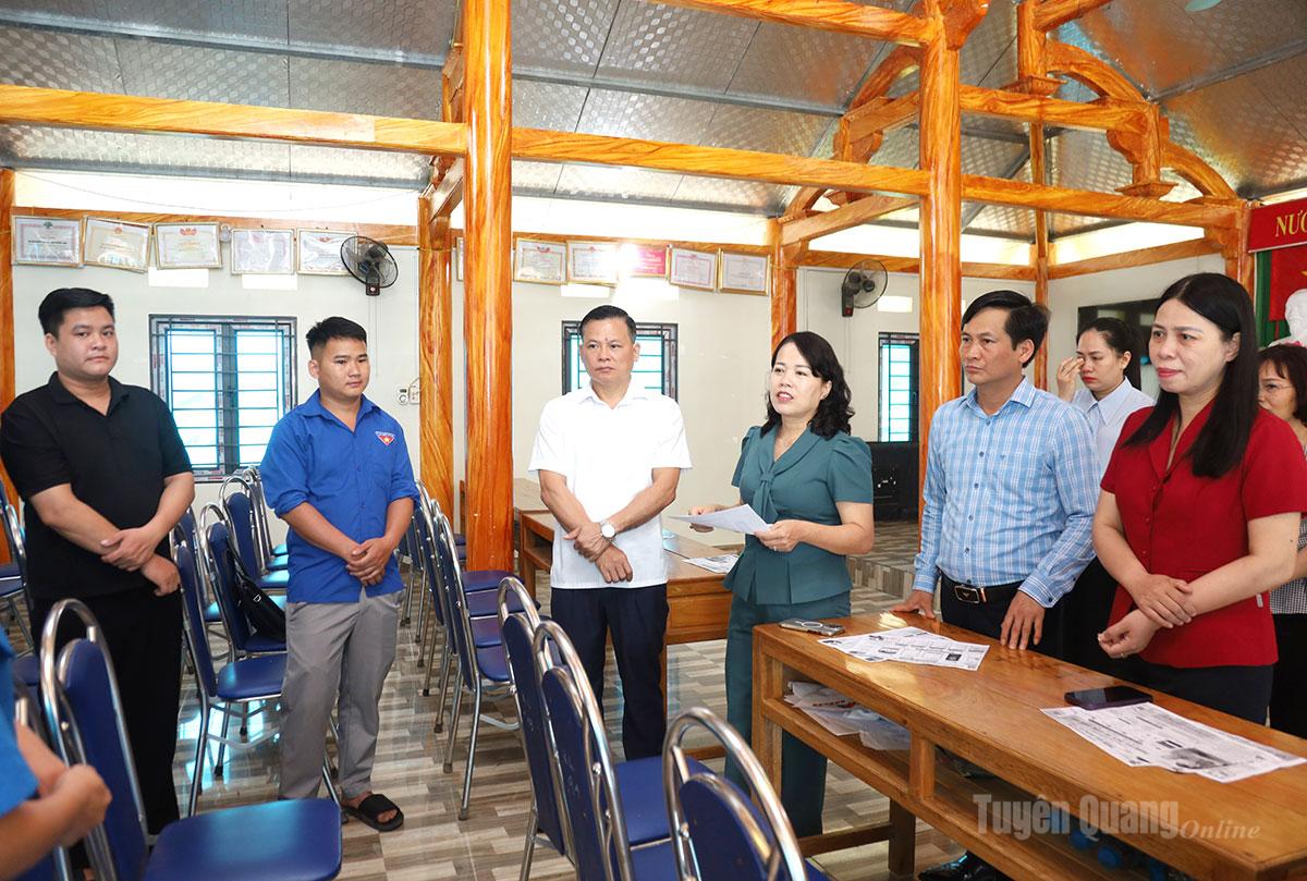 Đoàn công tác kiểm tra thực tế hoạt động của Tổ công nghệ số cộng đồng thôn Khuôn Làng (xã Tùng Bá).