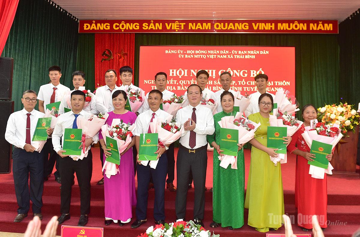 Lãnh đạo UBND xã Thái Bình trao quyết định cho các trưởng thôn sau sắp xếp.