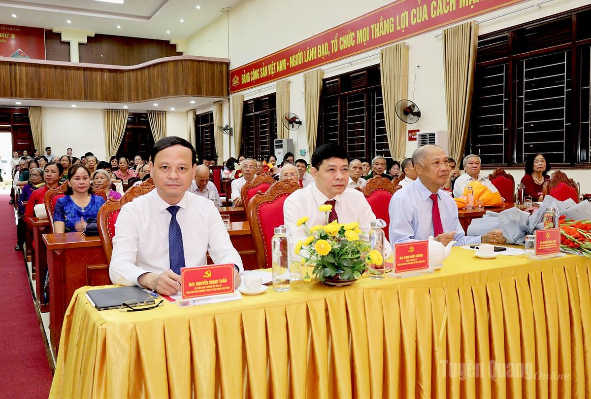 Phó Chủ tịch Thường trực UBND tỉnh Nguyễn Mạnh Tuấn dự và trao Huy hiệu Đảng tại phường Minh Xuân.