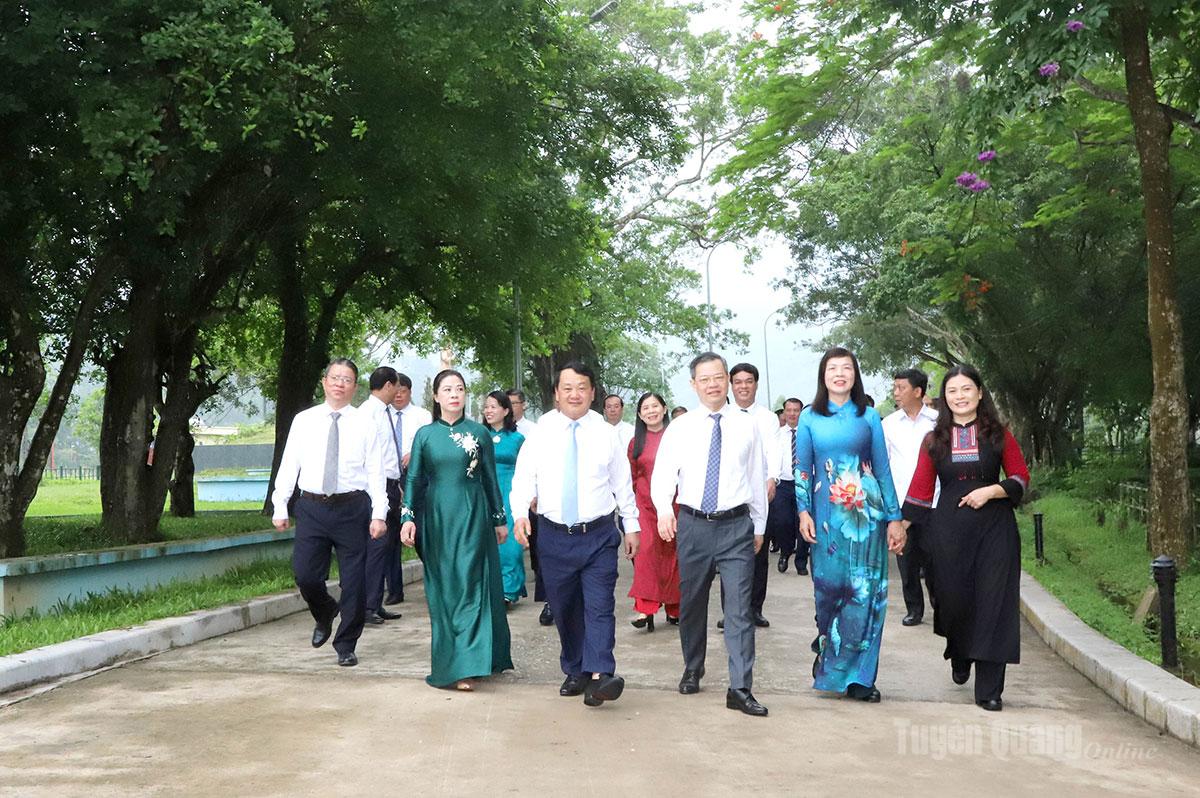 Đoàn đại biểu Tỉnh ủy, HĐND, UBND, Ủy ban MTTQ tỉnh đến dâng hương, hoa tại Khu di tích quốc gia đặc biệt Tân Trào.
