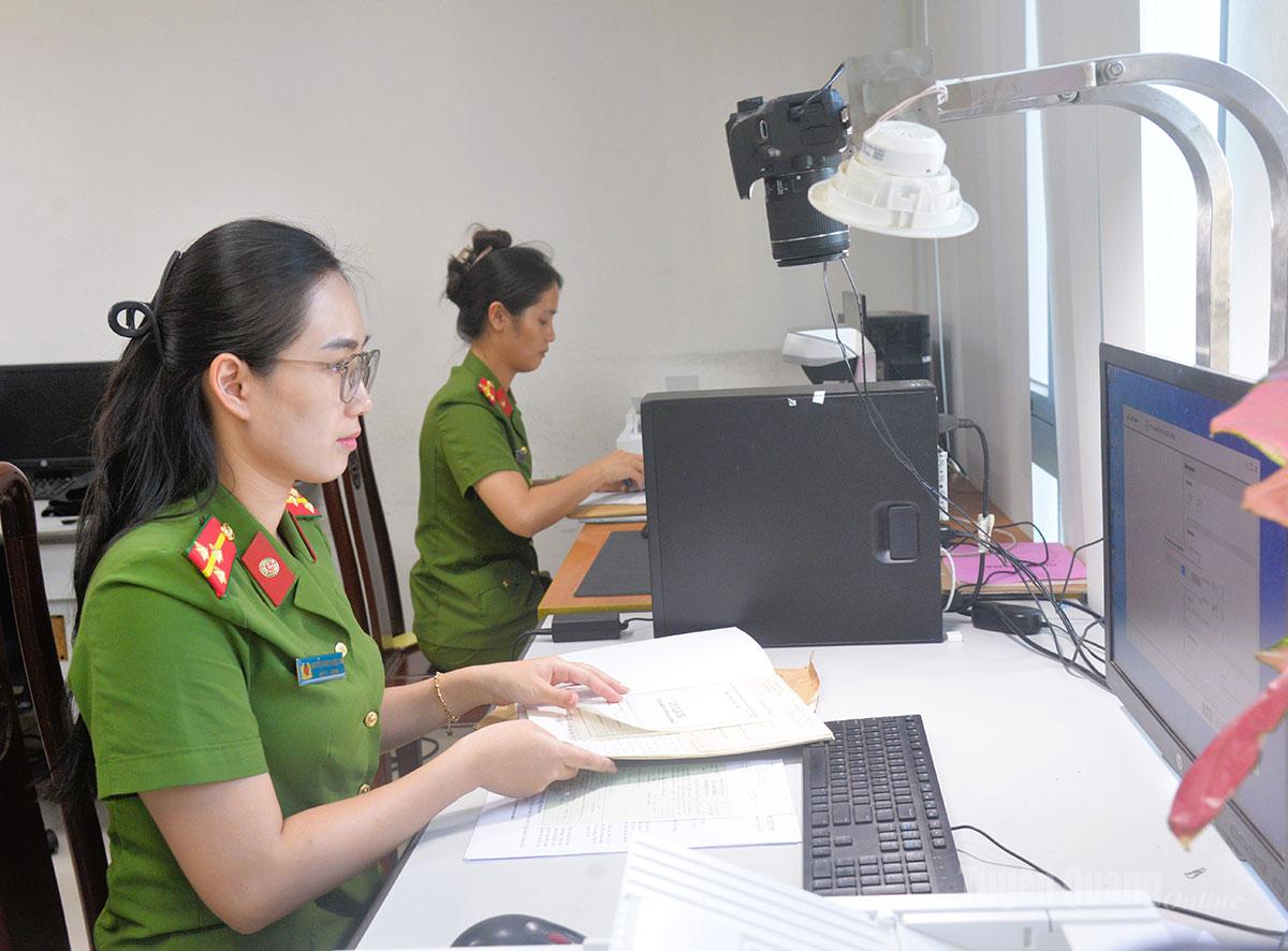 Cán bộ phòng Tổ chức cán bộ, Công an tỉnh thực hiện nhiệm vụ số hóa hồ sơ đảng viên.