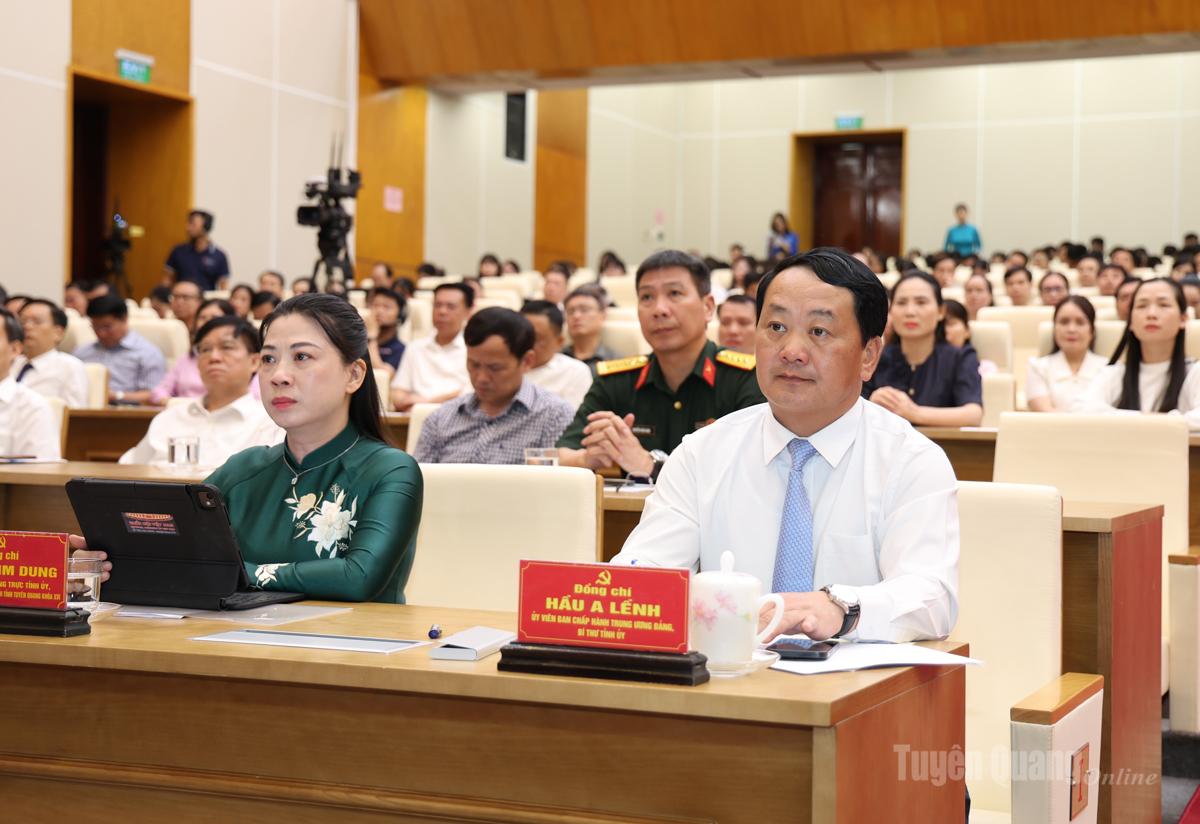 Các đồng chí Thường trực Tỉnh ủy tại chương trình.