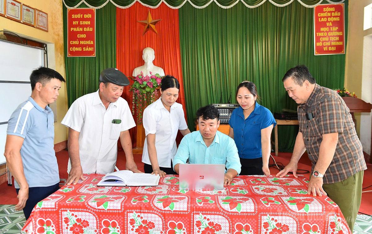 Các đảng viên Chi bộ thôn Khe Thuyền 1 trao đổi trước khi sinh hoạt chi bộ.
