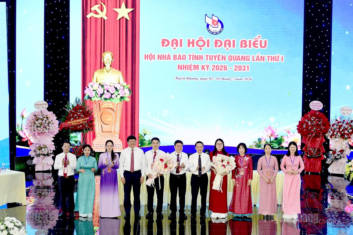Đồng chí Nguyễn Đức Lợi, nguyên Ủy viên BCH Trung ương Đảng, Phó Chủ tịch Thường trực Hội Nhà báo Việt Nam, đồng chí Hà Trung Kiên, Ủy viên BTV Tỉnh ủy, Phó Chủ tịch Thường trực Uỷ ban MTTQ Việt Nam tỉnh, tặng hoa chúc mừng đại biểu đi dự Đại hội cấp trên.