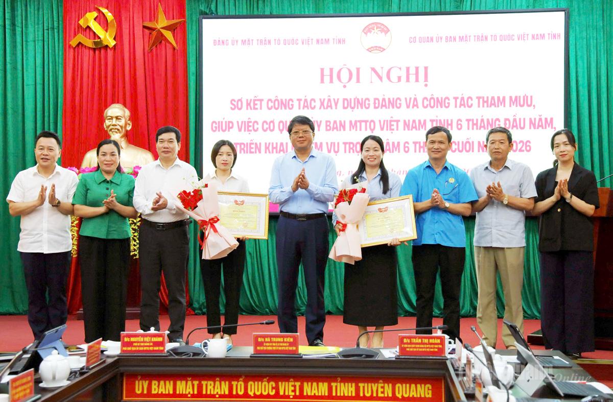 Lãnh đạo Ủy ban MTTQ Việt Nam tỉnh trao trao Bằng khen của Ủy ban Trung ương MTTQ Việt Nam cho tập thể, cá nhân có thành tích xuất sắc trong công tác tổ chức bầu cử.