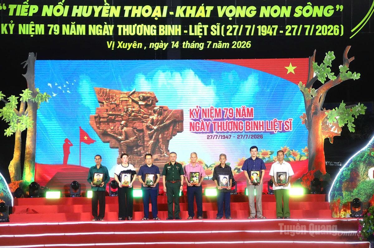 Thượng tướng Lê Quang Minh, Phó Chủ nhiệm Tổng cục Chính trị Quân đội Nhân dân Việt Nam trao ảnh phục dựng liệt sĩ cho các thân nhân các liệt sĩ.