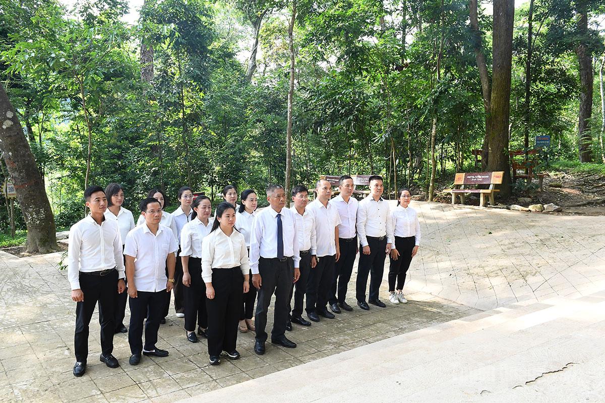 Đoàn công tác của Đảng ủy các cơ quan Đảng tỉnh dâng hương tại lán Nà Nưa.