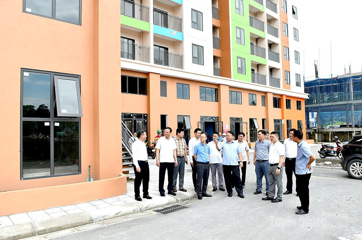 Chủ tịch UBND tỉnh Phan Huy Ngọc và Đoàn công tác khảo sát các hạng mục công trình bên ngoài tòa nhà.