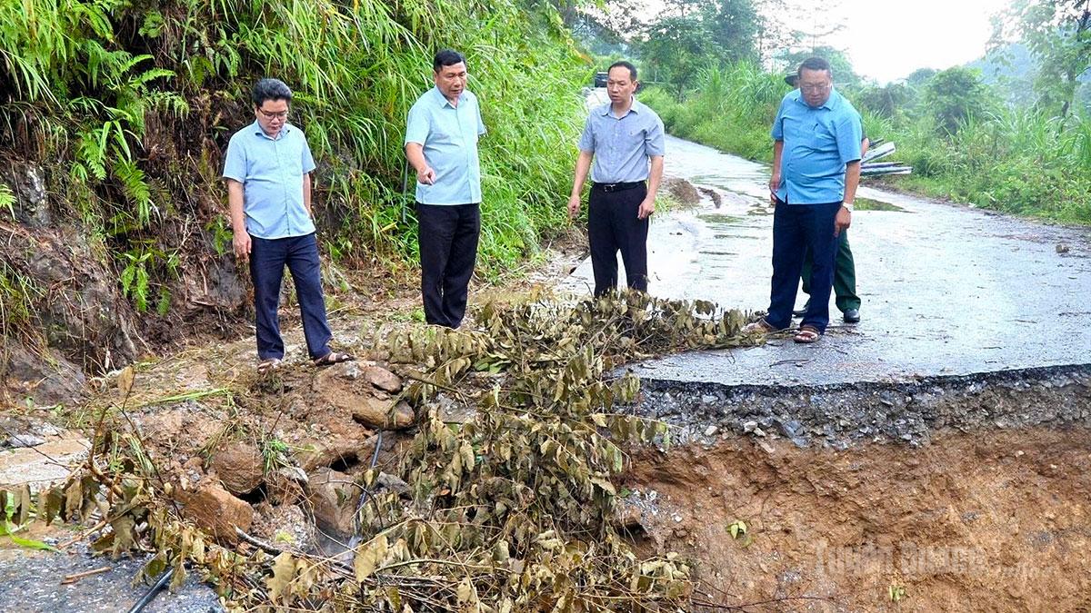 Đồng chí Phùng Tiến Quân, Ủy viên Ban Thường vụ Tỉnh ủy, Trưởng ban Nội chính Tỉnh ủy kiểm tra tuyến đường nhựa từ ngã ba Nặm Luồng đi thôn Lố Thàng.