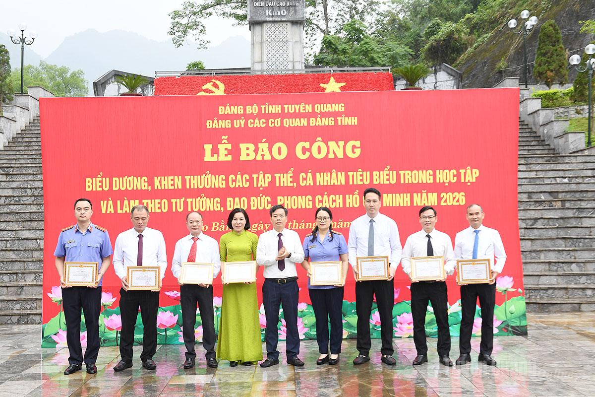 Đồng chí Phó trưởng ban Thường trực Ban Tuyên giáo và Dân vận Tỉnh ủy Nguyễn Lam Sơn trao Giấy khen cho các tập thể.
