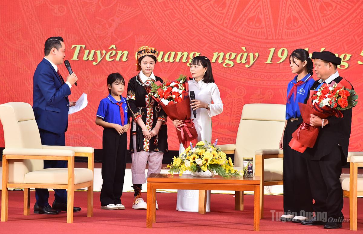 Giao lưu với đại diện các tập thể tiêu biểu tại chương trình.