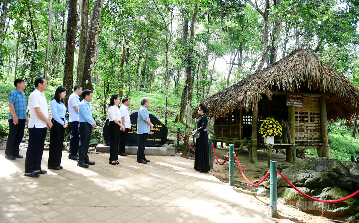 Đoàn đại biểu nghe thuyết minh tại Lán Nà Nưa.