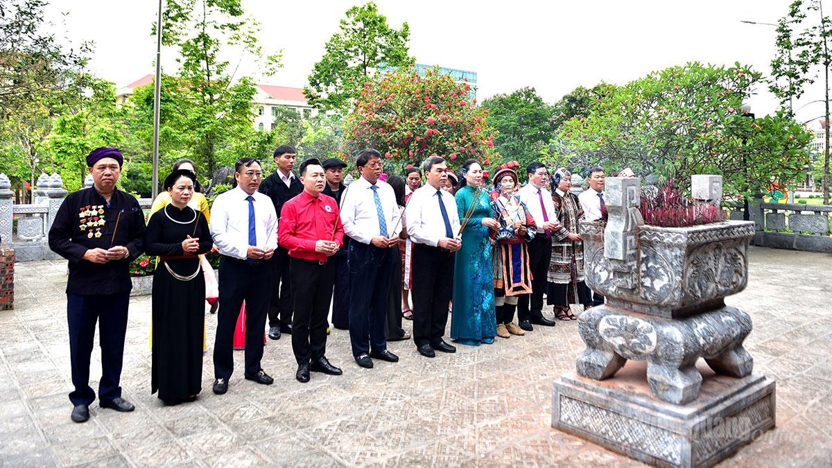 Đoàn đại biểu tỉnh Tuyên Quang tham dự Đại hội đại biểu toàn quốc MTTQ Việt Nam lần thứ XI,  do đồng chí Ma Thế Hồng, Phó Bí thư Tỉnh ủy, Chủ tịch Ủy ban MTTQ Việt Nam tỉnh, làm Trưởng đoàn tổ chức dâng hương tại Đền thờ Chủ tịch Hồ Chí Minh.