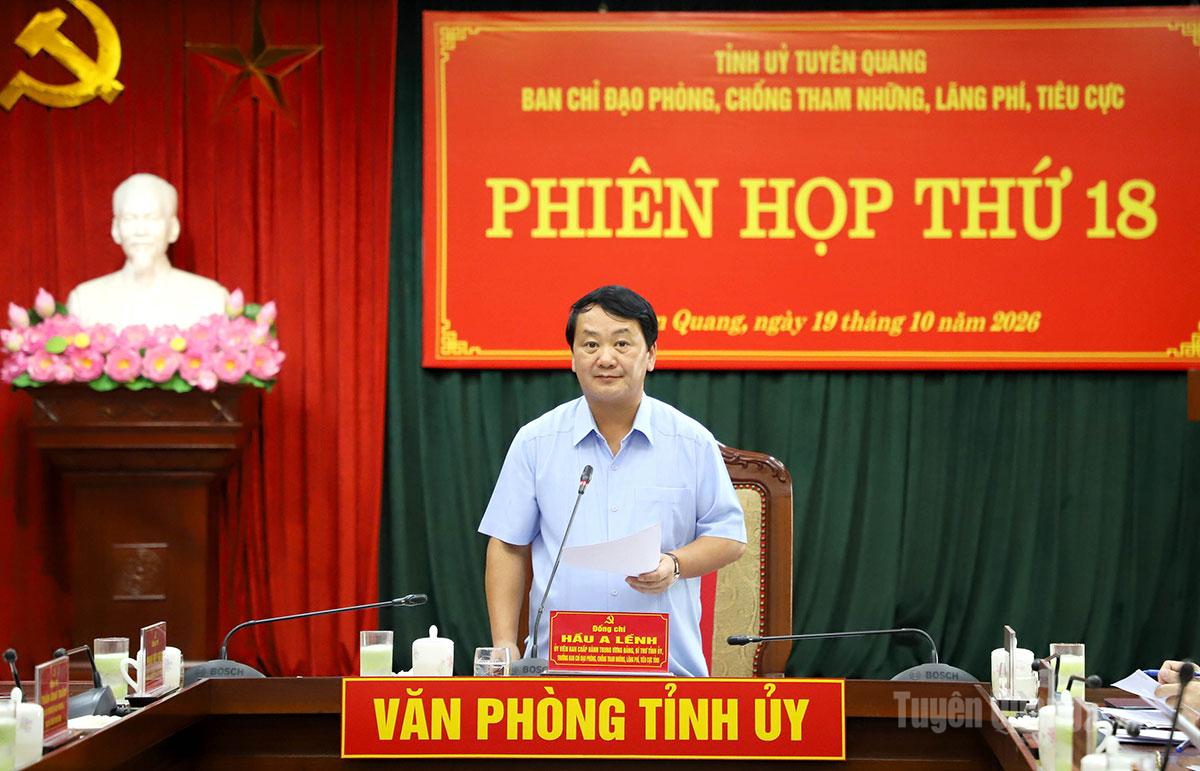 Bí thư Tỉnh ủy Hầu A Lềnh phát biểu kết luận phiên họp.