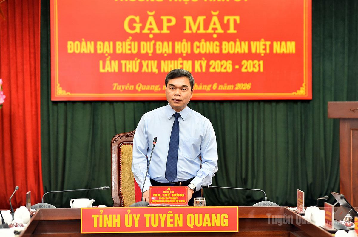 Đồng chí Ma Thế Hồng, Phó Bí thư Tỉnh ủy, Chủ tịch Ủy ban MTTQ tỉnh phát biểu với các đại biểu đi dự Đại hội.
