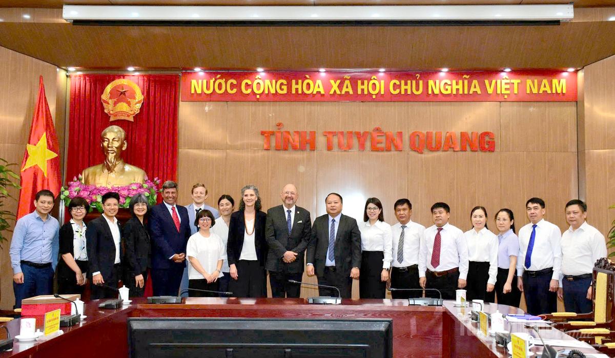 Các đại biểu chụp ảnh lưu niệm tại buổi làm việc.