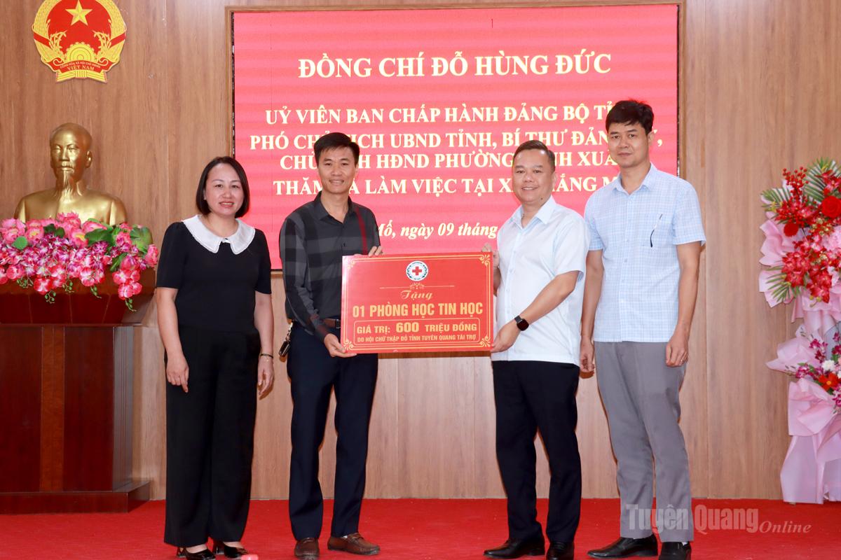 Đồng chí Đỗ Hùng Đức, Phó Chủ tịch UBND tỉnh trao 1 phòng tin học trị giá 600 triệu đồng do Hội Chữ thập đỏ tỉnh tài trợ cho Trường THCS xã Thắng Mố.