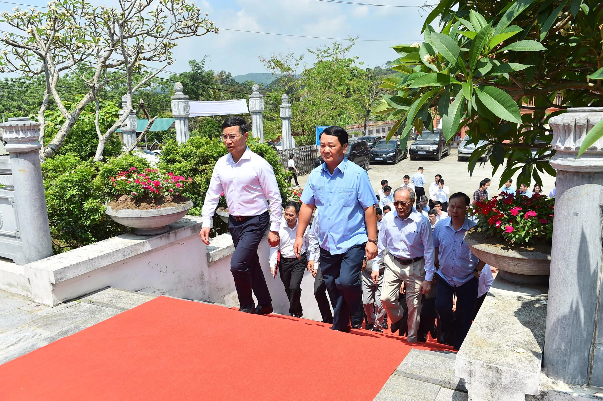 Các đại biểu thăm Khu di tích lịch sử ngành Ngân hàng.