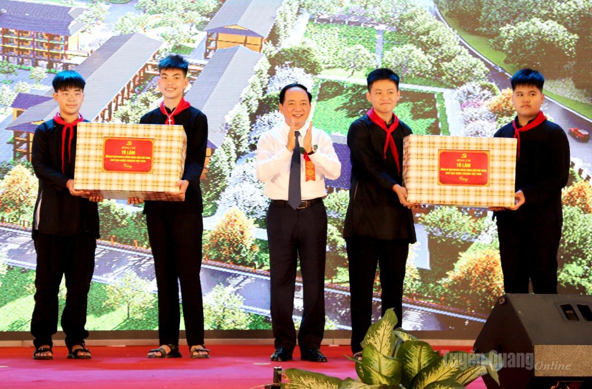 Thừa ủy quyền của TBT, Chủ tịch nước Tô Lâm, đồng chí Trịnh Văn Quyết, Ủy viên Bộ Chính trị, Bí thư Trung ương Đảng, Trưởng Ban Tuyên giáo Trung ương tặng 20 quả bóng cho học sinh Trường Phổ thông nội trú TH và THCS Thanh Thủy rèn luyện thể chất.
