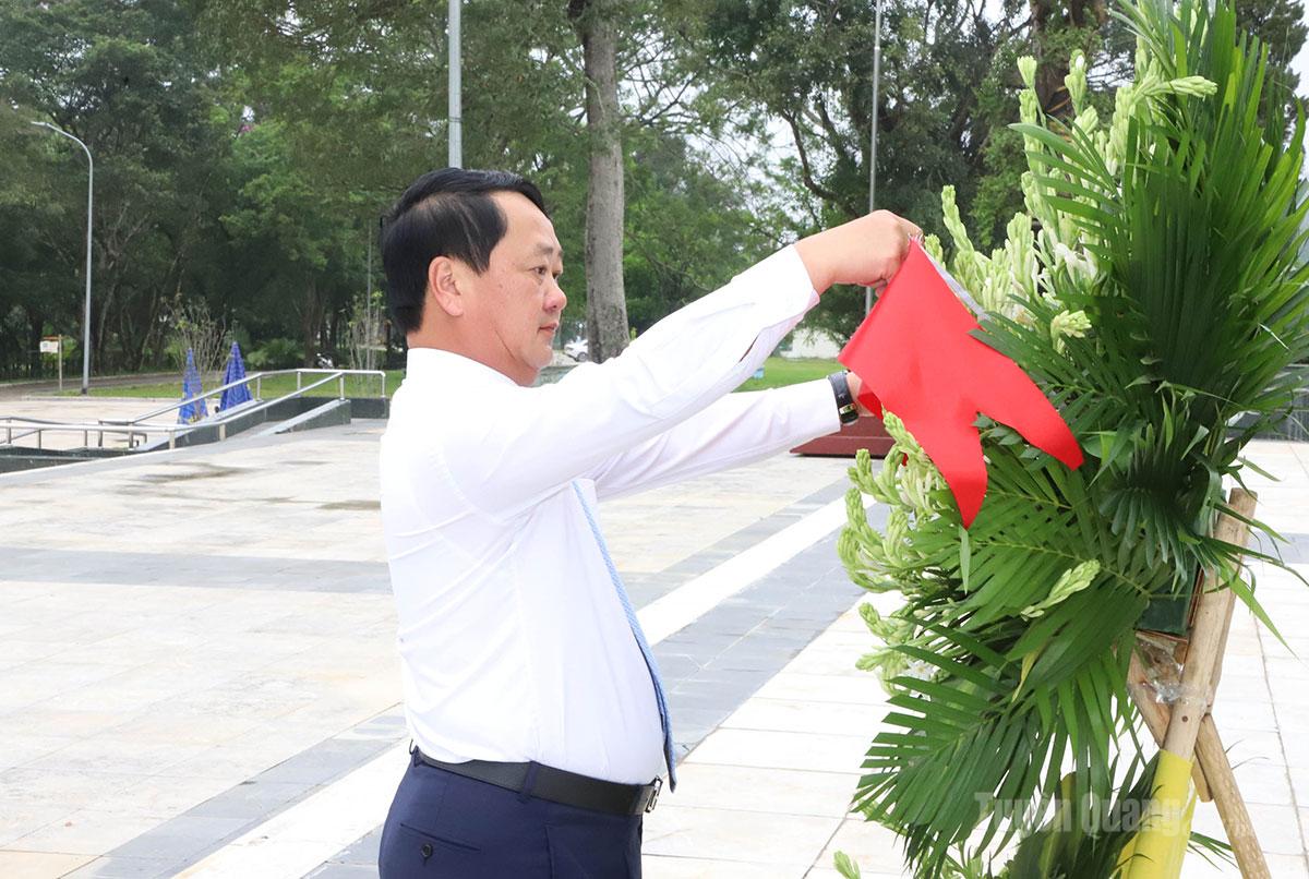 Bí thư Tỉnh ủy Hầu A Lềnh chỉnh lẵng hoa dâng Bác tại Tượng đài “Bác Hồ ở Tân Trào”.