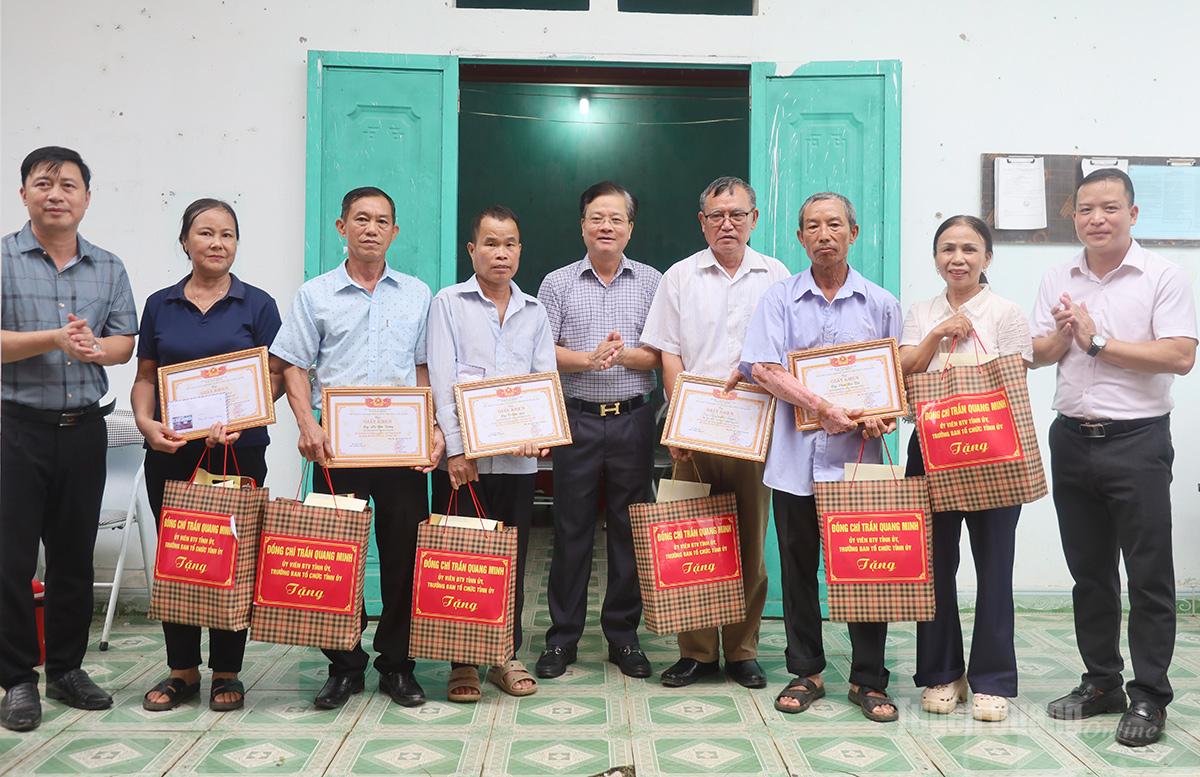 Đồng chí Trưởng ban Tổ chức Tỉnh ủy và lãnh đạo xã Đồng Tâm tặng quà và khen thưởng các hộ dân hiên đất làm cầu tại thôn Đoàn Kết.