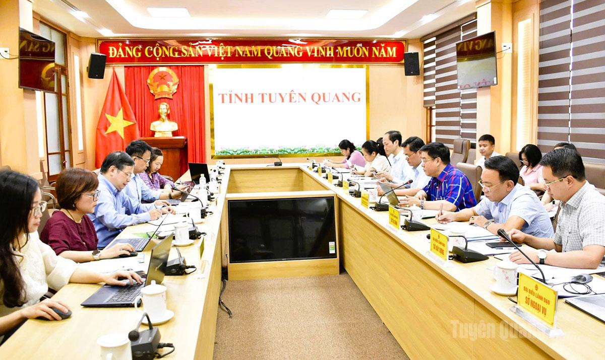 Các đại biểu tham dự buổi làm việc với Đoàn công tác của ADB về triển khai Dự án Chương trình phát triển các đô thị loại II (các đô thị xanh) - Tiểu dự án Hà Giang.
