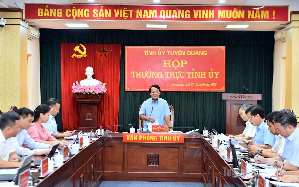 Đồng chí Bí thư Tỉnh ủy Hầu A Lềnh chủ trì phiên họp.