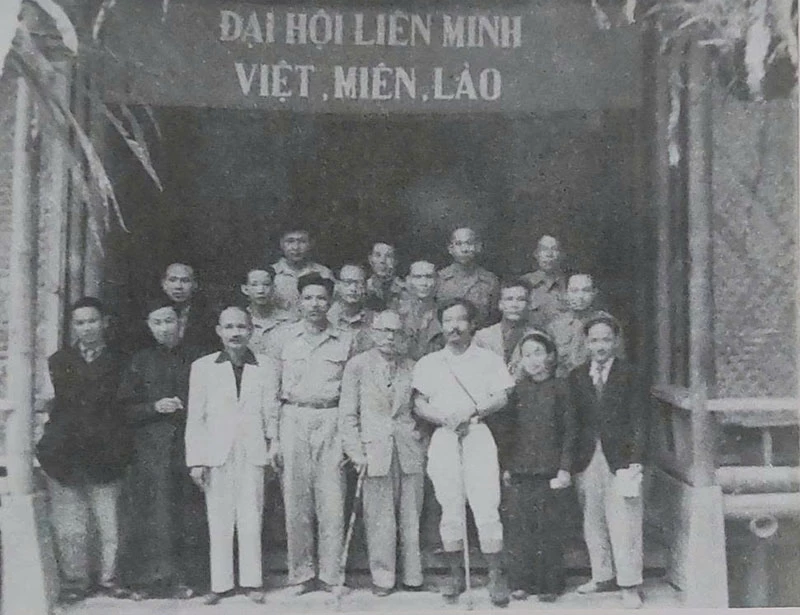 Đồng chí Tôn Đức Thắng (người đứng thứ tư hàng đầu từ phải sang trái) cùng các đại biểu
dự Đại hội Liên minh nhân dân ba nước Việt Nam - Lào - Campuchia tại xã Vinh Quang,
nay thuộc xã Kim Bình tháng 3/1951.