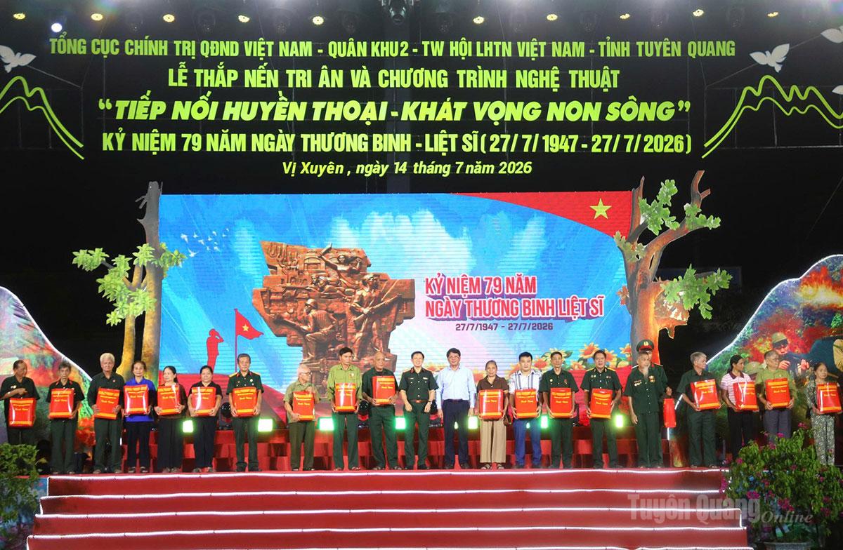 Đồng chí Hà Trung Kiên, Phó Chủ tịch Thường trực Ủy ban MTTQ Việt Nam tỉnh Tuyên Quang trao quà cho các gia đình chính sách.