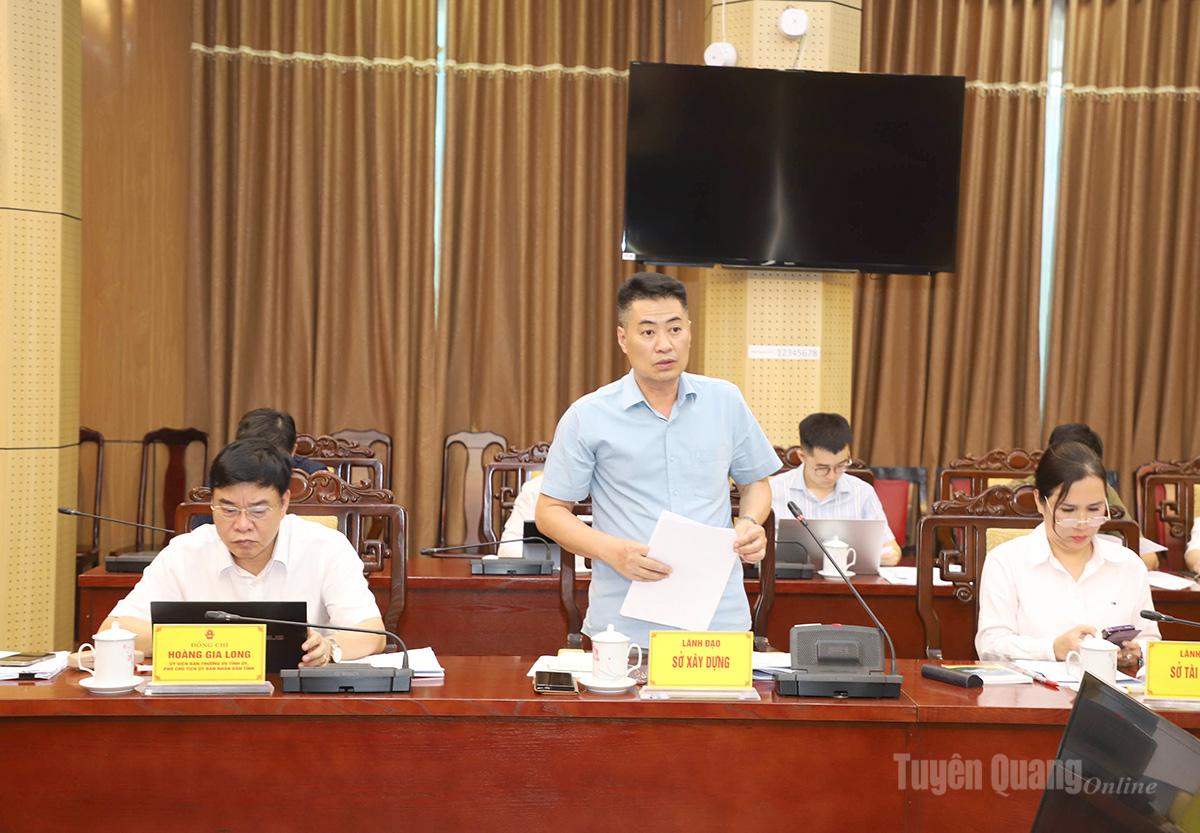 Giám đốc Sở Xây dựng Lê Thanh Sơn báo cáo tại buổi làm việc.