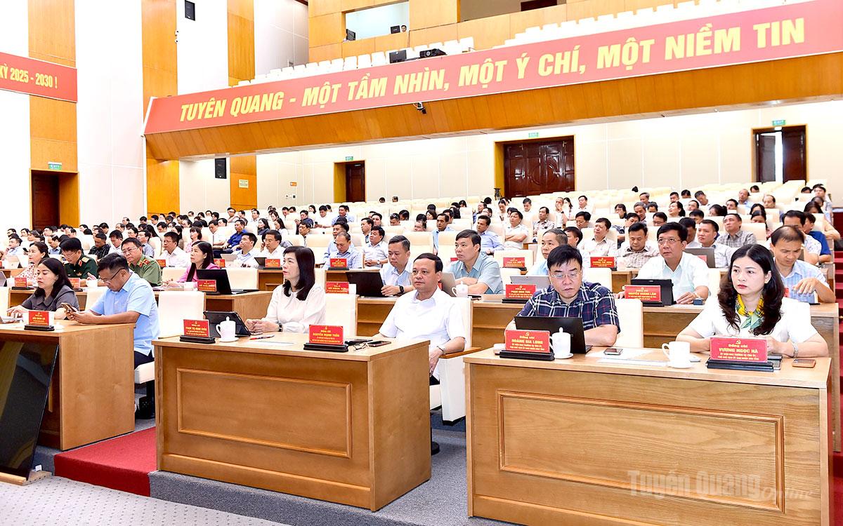 Các đồng chí Ủy viên Ban Thường vụ Tỉnh ủy cùng các đại biểu dự hội nghị.