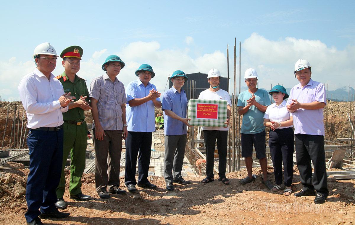 Các đồng chí lãnh đạo tặng quà động viên đại diện đơn vị thi công tại công trường.
