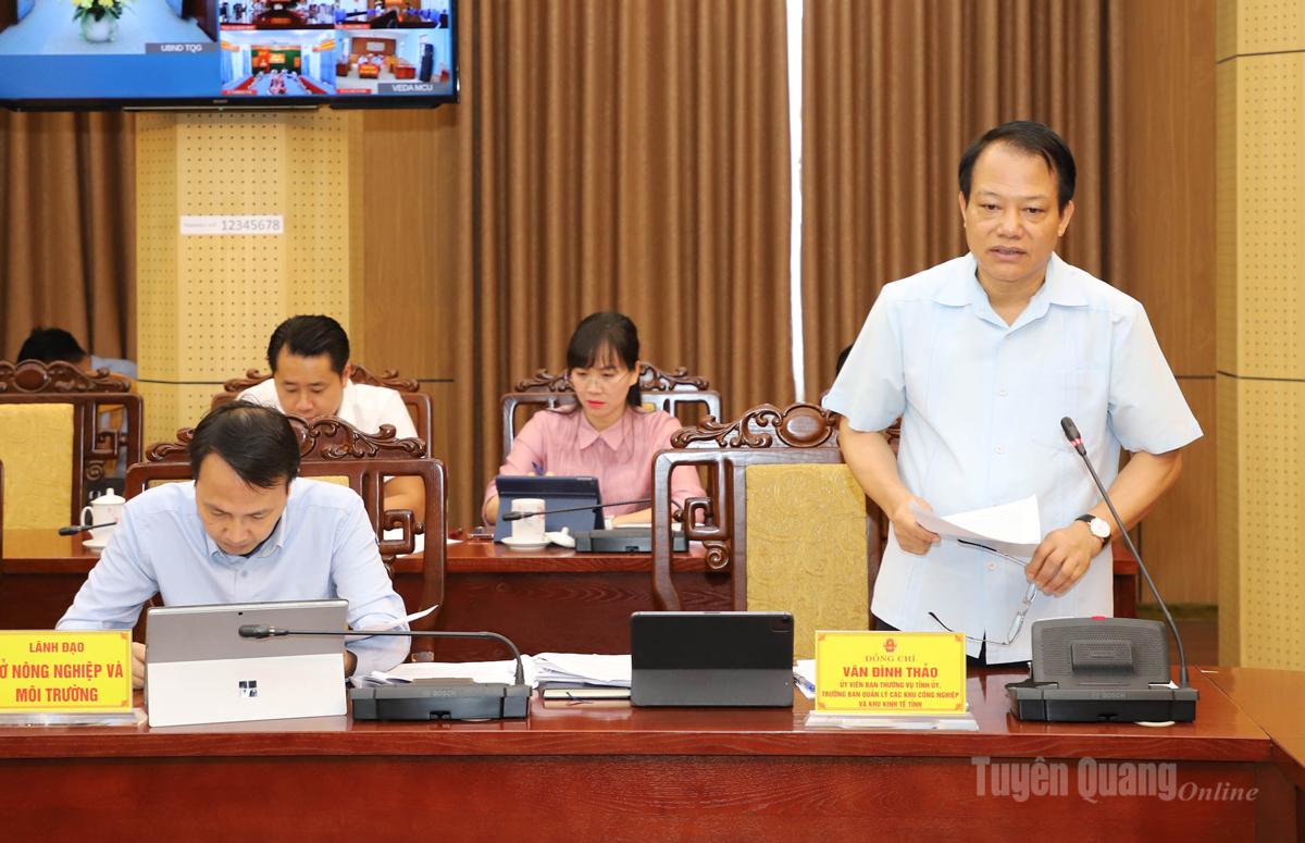 Đồng chí Vân Đình Thảo, Ủy viên BTV Tỉnh ủy, Trưởng Ban quản lý các khu công nghiệp và khu kinh tế tỉnh báo cáo tại buổi làm việc.
