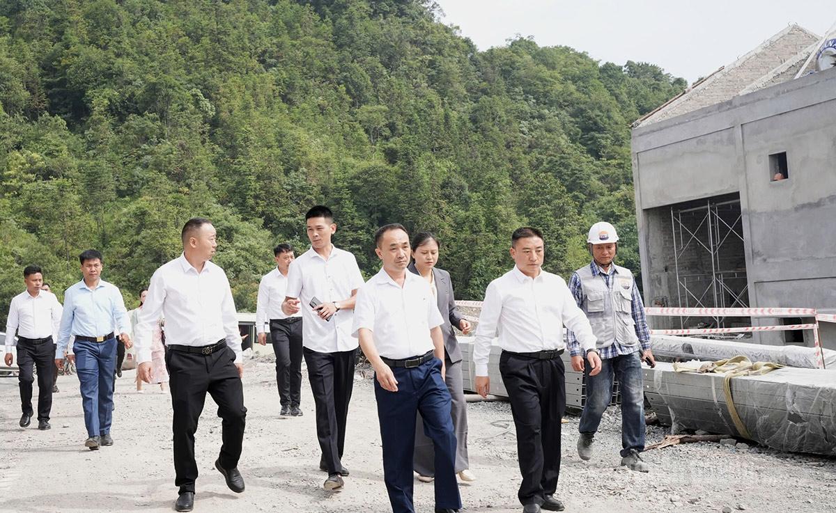 Đoàn công tác tham quan Trường Phổ thông nội trú liên cấp Tiểu học và Trung học cơ sở Sơn Vĩ.