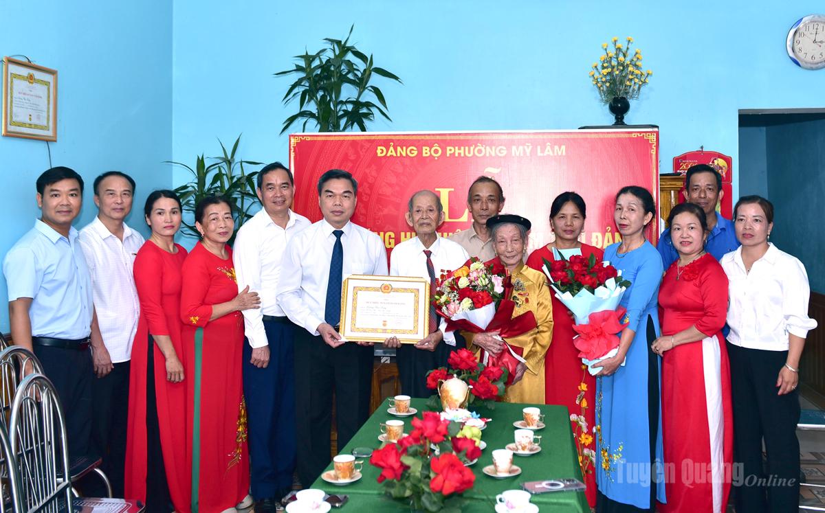 Phó Bí thư Tỉnh ủy, Chủ tịch Ủy ban MTTQ Việt Nam tỉnh Ma Thế Hồng và các đồng chí lãnh đạo Ban Tổ chức Tỉnh ủy, Đảng ủy phường Mỹ Lâm chức mừng đảng viên Lương Văn Long.