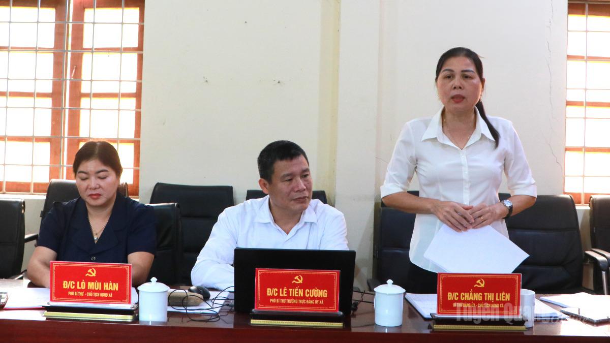 Lãnh đạo xã Yên Thành báo cáo kết quả thực hiện các quy định của Đảng với đoàn giám sát.