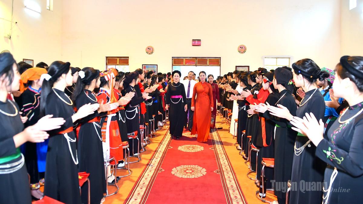Các em học Trường Phổ thông Dân tộc nội trú THPT tỉnh chào đón đồng chí Phó Bí thư Thường trực Tỉnh ủy, Trưởng đoàn ĐBQH tỉnh Lê Thị Kim Dung và các đại biểu dự lễ khai giảng.