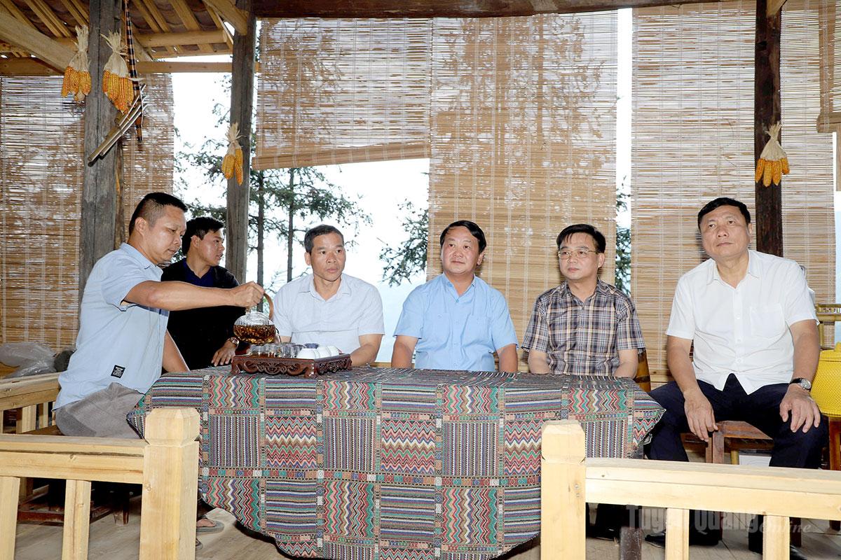 Bí thư Tỉnh ủy Hầu A Lềnh thăm không gian trà thưởng ngoạn cực bắc ở thôn Sán Trồ, xã Lũng Cú.