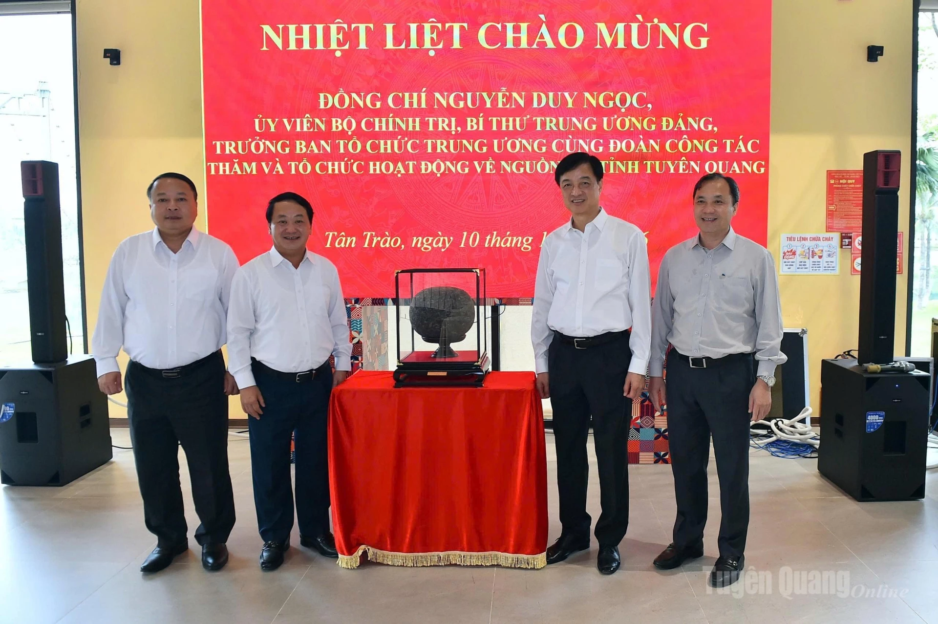 Các đồng chí lãnh đạo tỉnh tặng quà chè đặc sản Tuyên Quang cho đồng chí Trưởng Ban Tổ chức Trung ương Nguyễn Duy Ngọc.