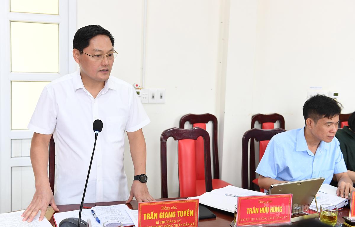 Đồng chí Trần Giang Tuyên, Bí thư Đảng ủy, Chủ tịch HĐND xã Hùng Lợi phát biểu tại buổi làm việc.