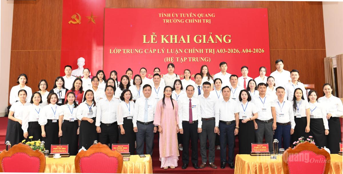 Lãnh đạo, giảng viên Trường Chính trị tỉnh cùng các học viên lớp Trung cấp lý luận chính trị A03-2026 (hệ tập trung) tại lễ khai giảng.