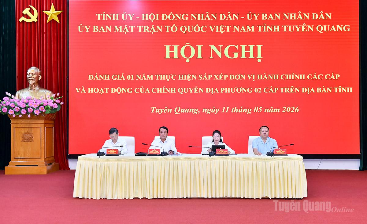 Các đồng chí Thường trực Tỉnh ủy chủ trì thảo luận tại hội nghị.
