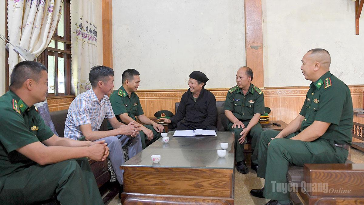 Chiến sĩ Biên phòng Nghĩa Thuận trực tiếp đến từng nhà người dân tuyên truyền, vận động thực hiện nếp sống mới.