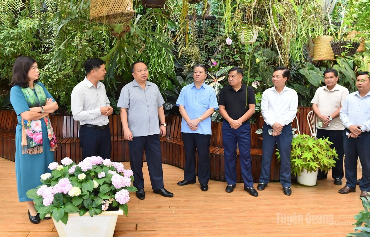 Đồng chí Chủ tịch UBND tỉnh Phan Huy Ngọc tìm hiểu các dịch vụ tại Khu du lịch Cao nguyên Hoa Đà Lạt.