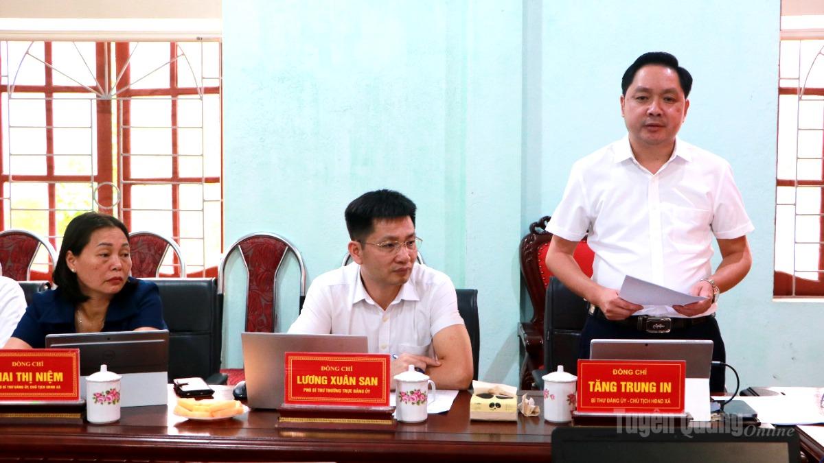 Lãnh đạo xã Tân Trịnh báo cáo kết quả thực hiện các quy định của Đảng với đoàn giám sát.