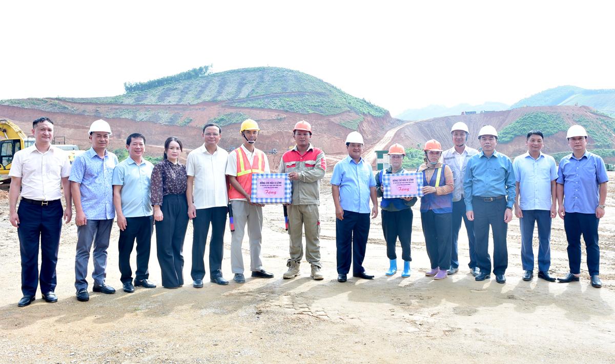 Bí thư Tỉnh ủy Hầu A Lềnh tặng quà động viên công nhân, người lao động đang làm việc tại công trường xây dựng hạ tầng Cụm công nghiệp Phúc Ứng 2, Phúc Ứng 3, xã Sơn Dương.