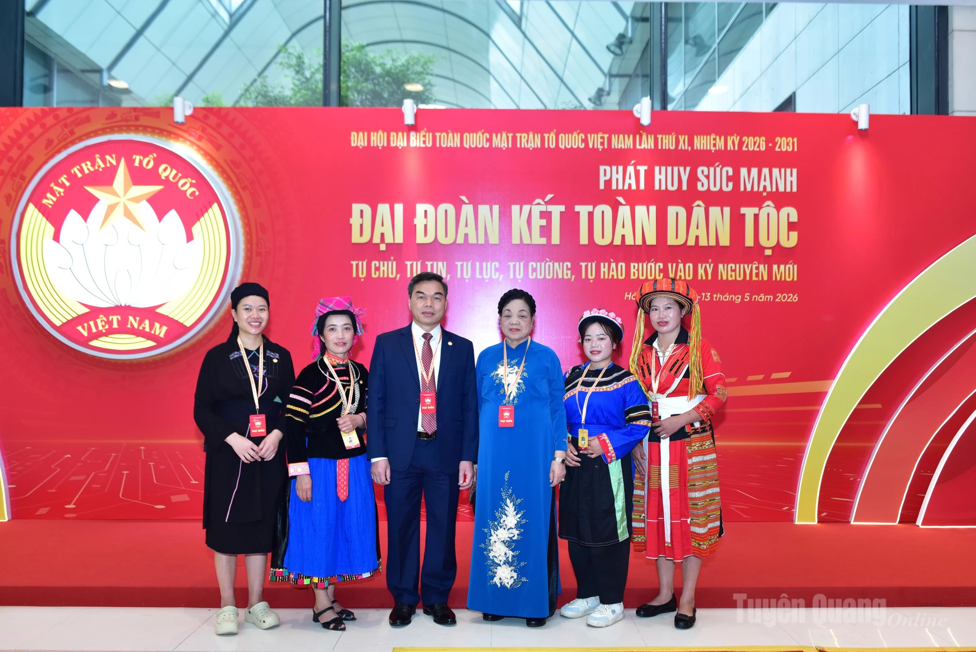Bà Hà Thị Khiết, nguyên Bí thư Trung ương Đảng, nguyên Trưởng Ban Dân vận Trung ương, Phó Chủ tịch không chuyên trách Ủy ban Trung ương MTTQ Việt Nam chụp ảnh lưu niệm cùng 5 cá nhân Đoàn đại biểu tỉnh Tuyên Quang tham gia Ủy ban Trung ương MTTQ Việt Nam khóa XI.