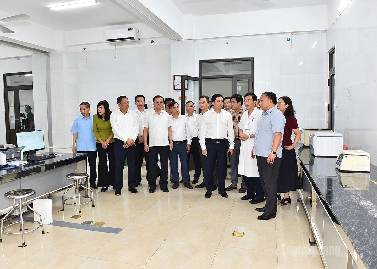 Các đồng chí lãnh đạo tỉnh thăm khu vực xét nghiệm tại Bệnh viện Đa khoa số 2 Lào Cai.